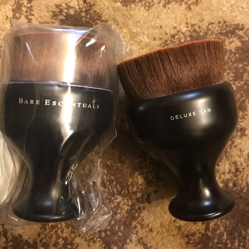2 tanning brushes